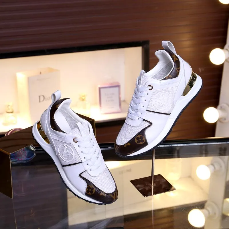 👟👟Ex-factory price 400👟👟 Men's size +10 Couple style, 2019 spring and summer new LOUIS VUITTON The same style of casual sports shoes is launched on Louis Vuitton's official website. Fabric: imported cowhide/cow velvet/breathable mesh, (imported mesh with silicone LV logo), rubber combination outsole, 2cm behind the sole, built-in 0.5cm comfortable feet, size 35-41 for women, 39-46 for men, welcome new and old customers to repost pictures for sale